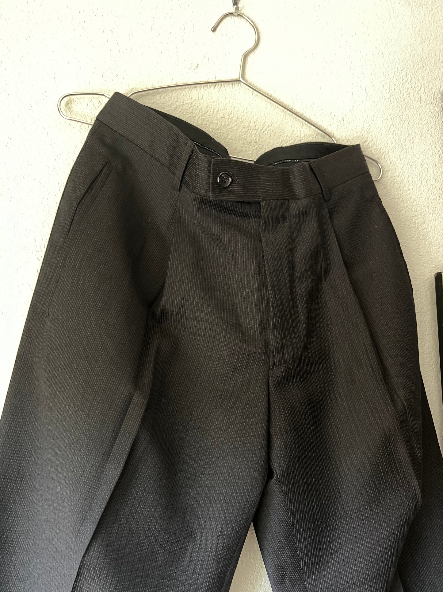 HUGO BOSS Made in USA Black Label 100% Virgin Wool Black Pinstripe Luxurious 2-pcs Suit - 34"