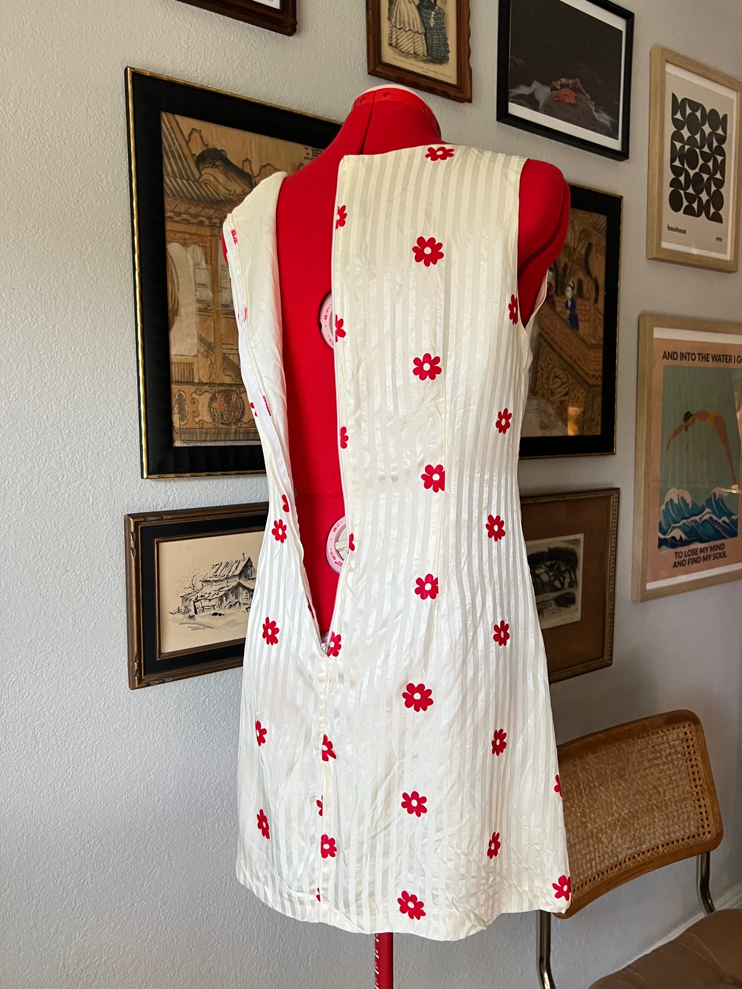 American Vintage 80s Esprit Matte and Shiny Cream Pinstripe with Red Velvet Flowers - Large